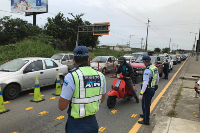 Operativo de control en el puente que conecta a Guayaquil con Daule.
