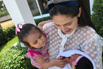 La bebé Constanza, junto a su mamá y su hermana, en el mismo lugar donde nació días antes.