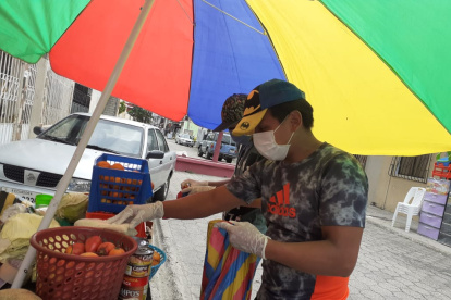 Kelvin Jaime Santos improvisó una mesa fuera de su casa para vender legumbres, después que la CTE le quitó el carro donde repartía víveres a domicilio.