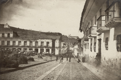 Galería.- Esta es la Plaza San Francisco  en 1870. Al fondo se puede ver el barrio San Juan.