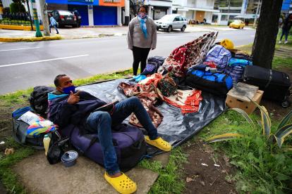 Un grupo de ciudadanos venezolanos permanecen a las afueras del edificio de la Embajada Venezolana en Quito para gestionar su inclusión en las listas de personas que serán incluidas en los vuelos humanitarios de retorno a Venezuela.