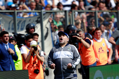 Diego Armando Maradona, actual director técnico de Gimnasia y Esgrima, pudo respirar gracias a la pandemia, ya que cuando el torneo fue suspendido su equipo estaba cerca del descenso. Hoy, tras la pandemia, hasta los descensos se cancelaron.