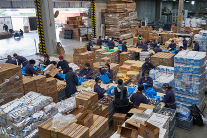 La Corporación Favorita demuestra el espacio y el personal que tiene para armar kits y hacerlos llegar a quienes más lo necesitan.