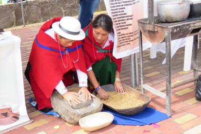 Cultura. Se seleccionan los granos de maíz bien secos para hacer un buen tostado. Este alimento se mantiene en la cultura andina