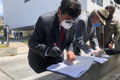 El rector de la Universidad de Ambato, Galo Naranjo, cuando entregó el pedido de medidas cautelares.