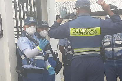 Agentes de tránsito que atendideron el caso. Foto tomada por la afectada.