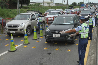 Un operativo de control de placas en uno de los ingresos de Guayaquil desde Daule.