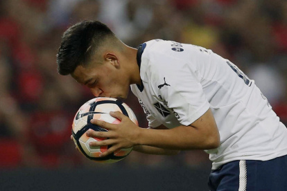 Besar la pelota, una de las prohibiciones en el nuevo reglamento de la Conmebol.