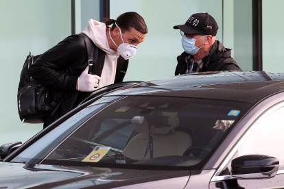 Esta vez Zlatan Ibrahimovic (i) estuvo conduciendo su lujoso vehículo al margen de la ley.