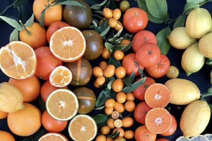 Los cítricos forman parte de algunos remedios caseros para conseguir una piel radiante.