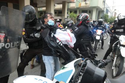 Un ciudadano es atacado por agentes de la Policía, en el marco de una protesta.