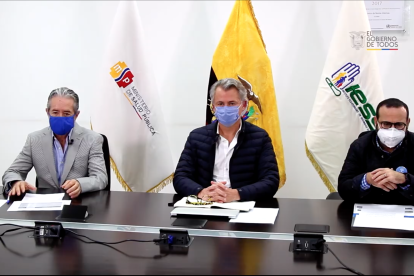 El ministro de Salud (i), Juan Carlos Zevallos, el presidente del COE de Pichincha, Agustín Albán y el presidente del directorio del IESS, Jorge Wated, en la declaración virtual.