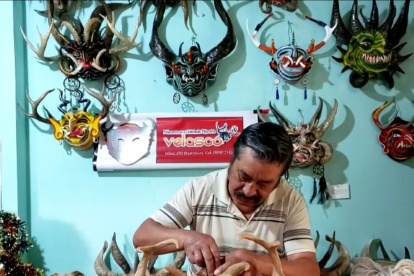 Diseños. Ángel Velasco forma los rasgos  con papel para luego pintar y dar los toques finales a las caretas