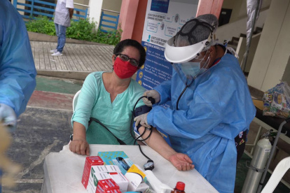 Doctores del Municipio de Guayaquil y de la Gobernación atienden a la ciudadanía por los síntomas de COVID-19 y otras enfermedades.
