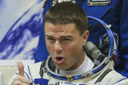 El ingeniero de vuelo estadounidense y astronauta de la NASA, Gregory R. Wiseman, antes de entrar a la nave rusa Soyuz.