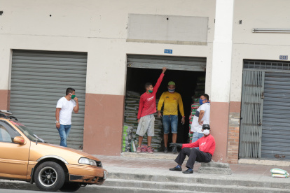 Situación. Así es como los negocios de Guayaquil atienden desde hace días, a media puerta.