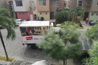 Carnes, embutidos y otros productos de Pronaca y otras marcas se venden puerta a puerta.