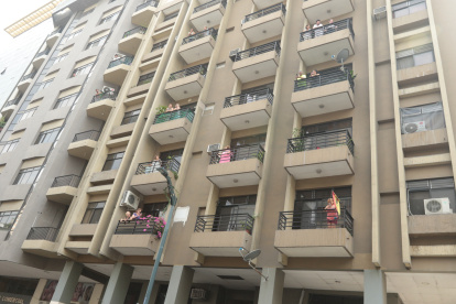 Jornada. Los residentes de los edificios salen a los balcones para distraerse. Expertos aseguran que en el centro hay edificios que son utilizados como bodegas.