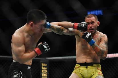 Chito Vera (d) durante el combate ante el chino Yadong Song en el UFC Florida.