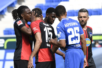 Dedryck Boyata, del Hertha Berlín, besa su compañero Marko Grujic luego de marcar un gol.

 FBL-GER-BUNDESLIGA-HOFFENHEIM-HERTHA BERLIN