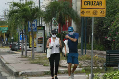 Ciudadanos cumplen con las medidas de protección como el uso de mascarillas al salir de sus casas.