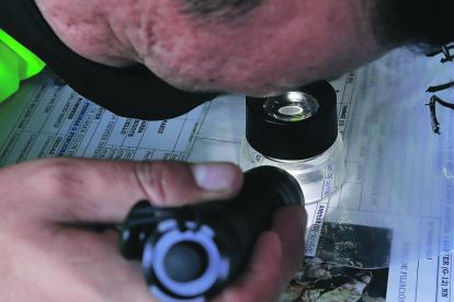 Proceso. La revisión de las muestras dactilares se hace huella por huella.