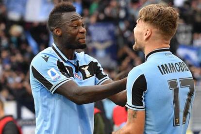 Felipe Caicedo (d), delantero ecuatoriano del Lazio, todavía no puede entrenar junto a sus compañeros por seguridad.