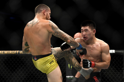 Song Yadong (d) fue superado en el octágono por Chito Vera, sin embargo, el chino fue declarado ganador por decisión unánime.