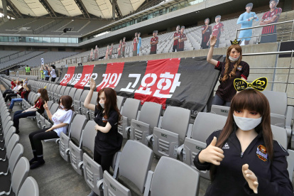 Los maniquíes simulando la presencia de mujeres como afición fueron colocadas en un estadio de Corea del Sur.