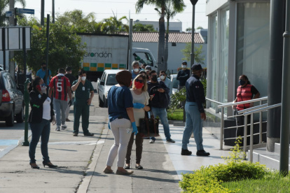 Columnas de personas para entrar a los diferentes centros comerciales.