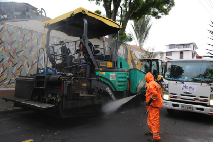 Desde hoy se retomaron los trabajos de repavimentación en las váis de Quito