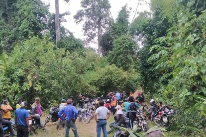 La comunidad obvió las medidas de distanciamiento por el coronavirus, para meterse en el bosque a ayudar a rescatar a sus vecinos.