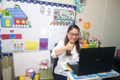 Flor María Torres, profesora del Colegio Politécnico, ha improvisado un aula de clases virtual en el dormitorio de su casa.