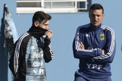 El seleccionador argentino Lionel Scaloni (d) analizó el futuro del fútbol y resaltó la figura de Leo Messi (i).