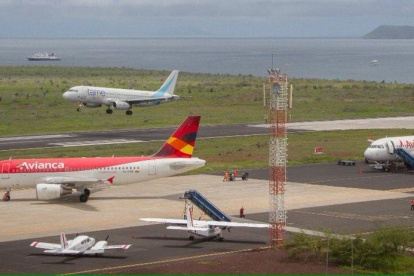 Por condiciones logísticas, que los aeropuertos de Galápagos reciban vuelos directos puede tomar de un año y medio a dos años.