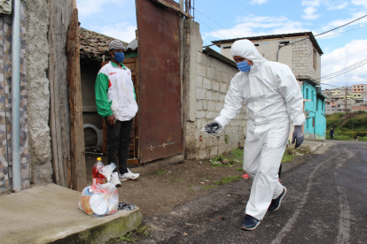 las autoridades distribuyen canastas alimenticias para la población de escasos recursos.