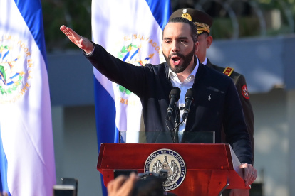 En esta foto de archivo tomada el 09 de febrero de 2020, el presidente salvadoreño, Nayib Bukele, hace un gesto mientras habla con sus partidarios durante una protesta frente a la Asamblea Legislativa para presionar a los diputados para que aprueben un préstamo para invertir en seguridad, en San Salvador.