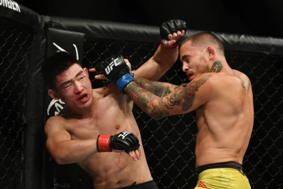 Chito Vera (d) durante el combate con el chino Yadong Song (i) en el UFC Florida.