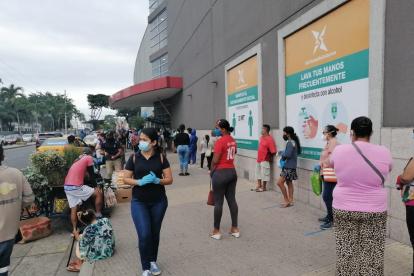 Así amanece este 19 de mayo un centro comercial del sur de Guayaquil.