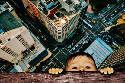 Por ningún motivo debes de descuidarte del pequeño.