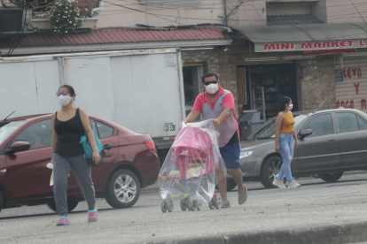 Ciudadanos en el sector de Florida Norte salen de sus casas a realizar compras.