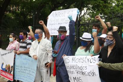 Los maestros desvinculados del magisterio fiscal utilizaron carteles con mensajes relacionados a su protesta.
