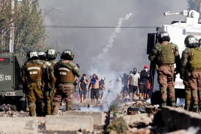 Pobladores de Santiago (Chile), protestan por falta de alimentos hoy lunes, durante el Estado de Excepción Constitucional de Catástrofe decretado por el Presidente Sebastián Piñera, para prevenir la propagación del Coronavirus en Chile. Alrededor de un centenar de vecinos de El Bosque, una localidad de la periferia de Santiago, protestaron este lunes para denunciar la falta de alimentos y la pobreza que sufren a causa de la cuarentena decretada por el Gobierno para tratar de cont