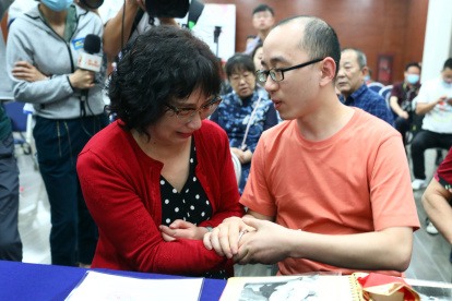 Esta foto tomada el 18 de mayo de 2020 muestra a Mao Yin (R) con su madre Li Jingzhi después de reunirse en Xian, en la provincia de Shaanxi, en el norte de China.
