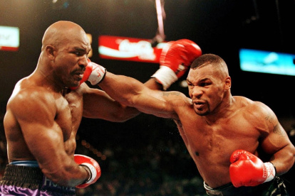 Evander Holyfield en una de las peleas icónicas contra Mike Tyson.