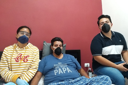 Alberto Torres junto a su esposa y su hijo, Josué, en la habitación de su casa.