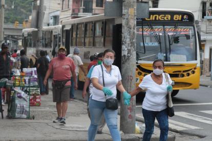 Lo habitantes de Guayaquil empiezan a retormar de a poco sus actividades.