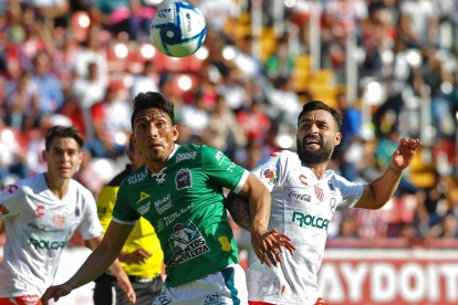 Ángel Mena (c) es una de las figuras del torneo mexicano y número puesto en la selección ecuatoriana.