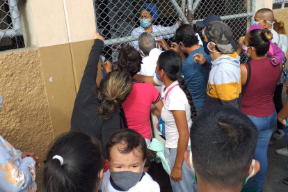 Hecho. Los padres se aglomeraron en los exteriores del centro de salud en busca de atención.