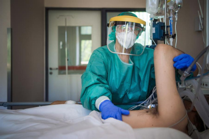 La fisioterapeuta Zsuzsanna Kajdi, en la Unidad de Cuidados Intensivos para pacientes con COVID-19 en Budapest, Hungría.